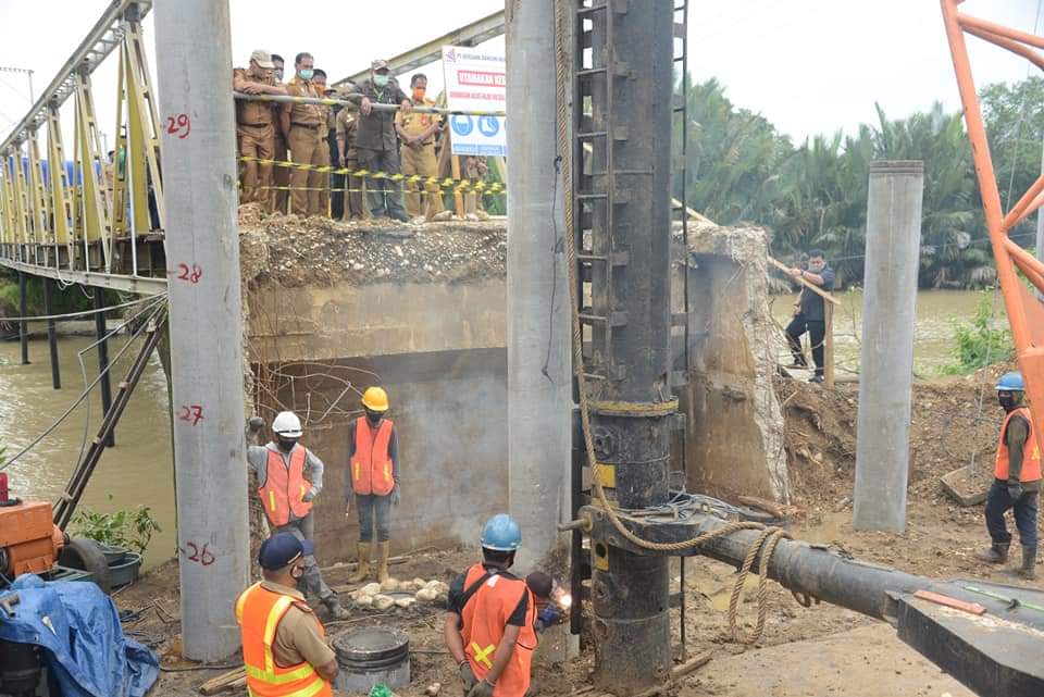 Bupati Bone Lakukan Pemasangan Tiang Pancang Pembangunan Jembatan Watu